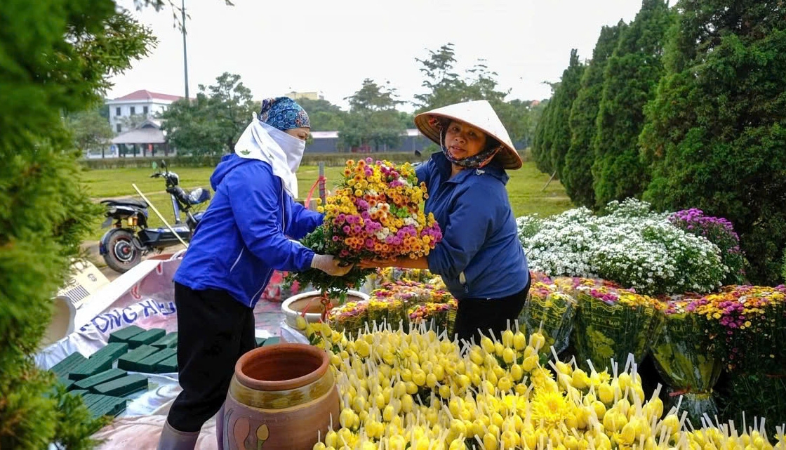 Hanoi village ready for largest flower festival in northern Vietnam